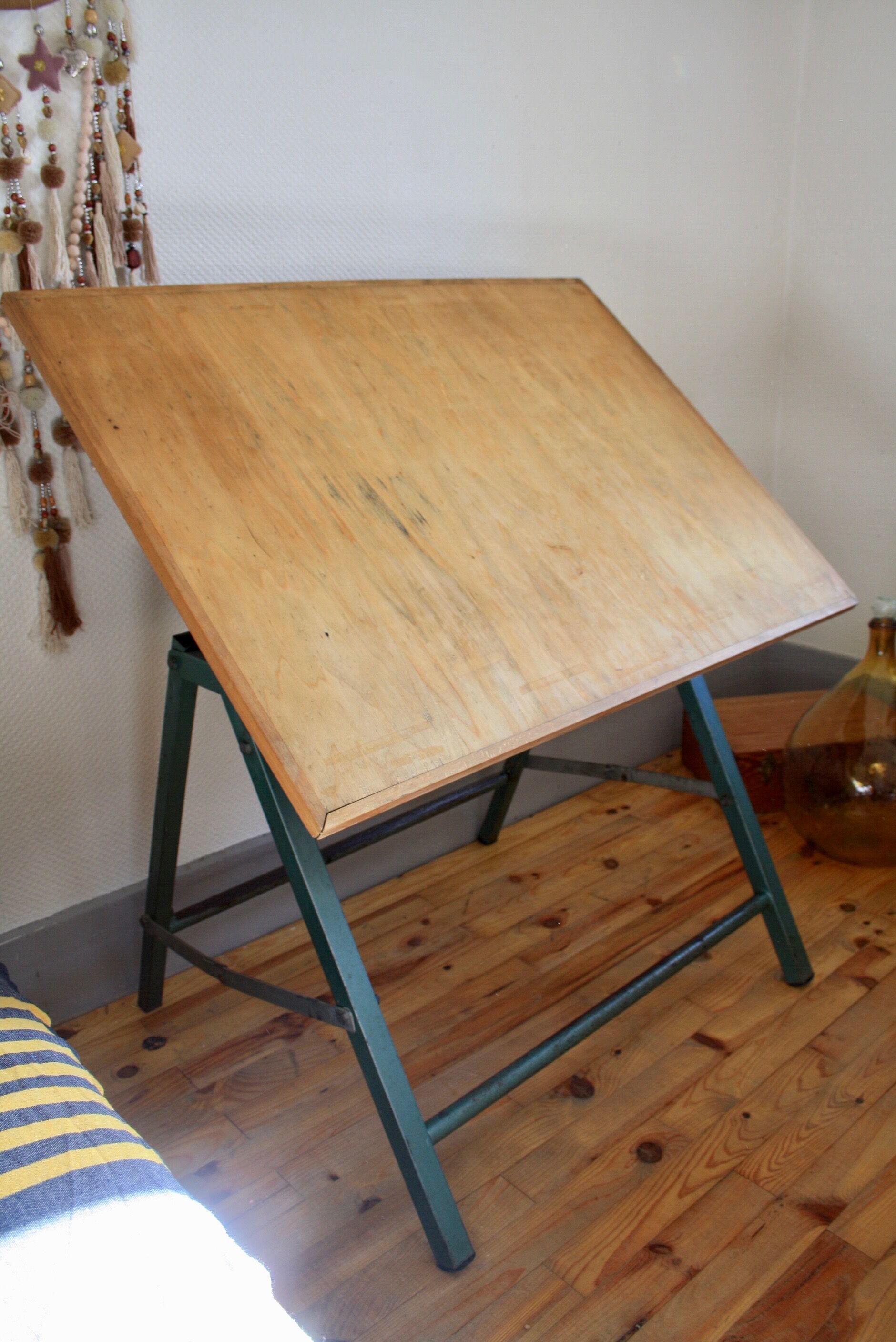 Adjustable drawing table