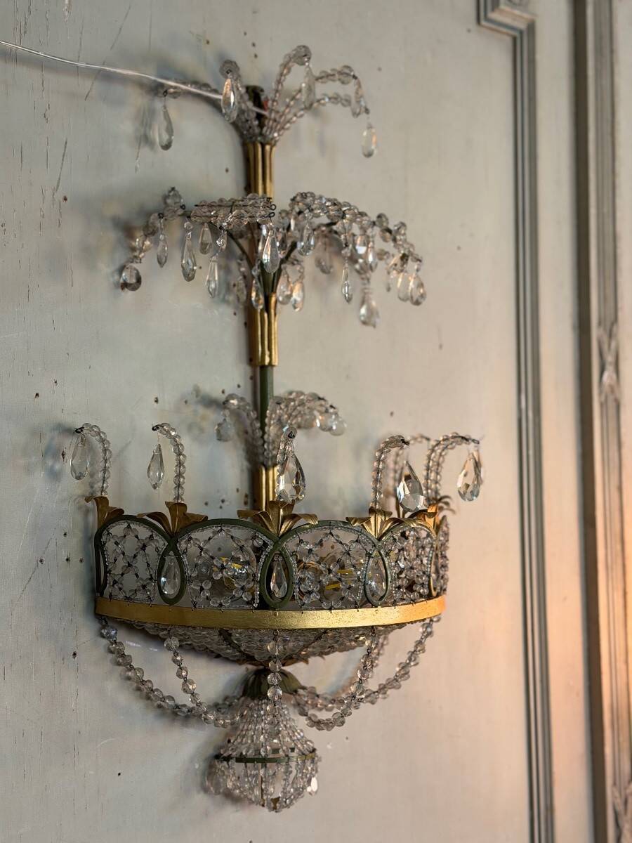 Paire d’appliques en métal peint et doré garnies de cristaux, Italie vers 1920