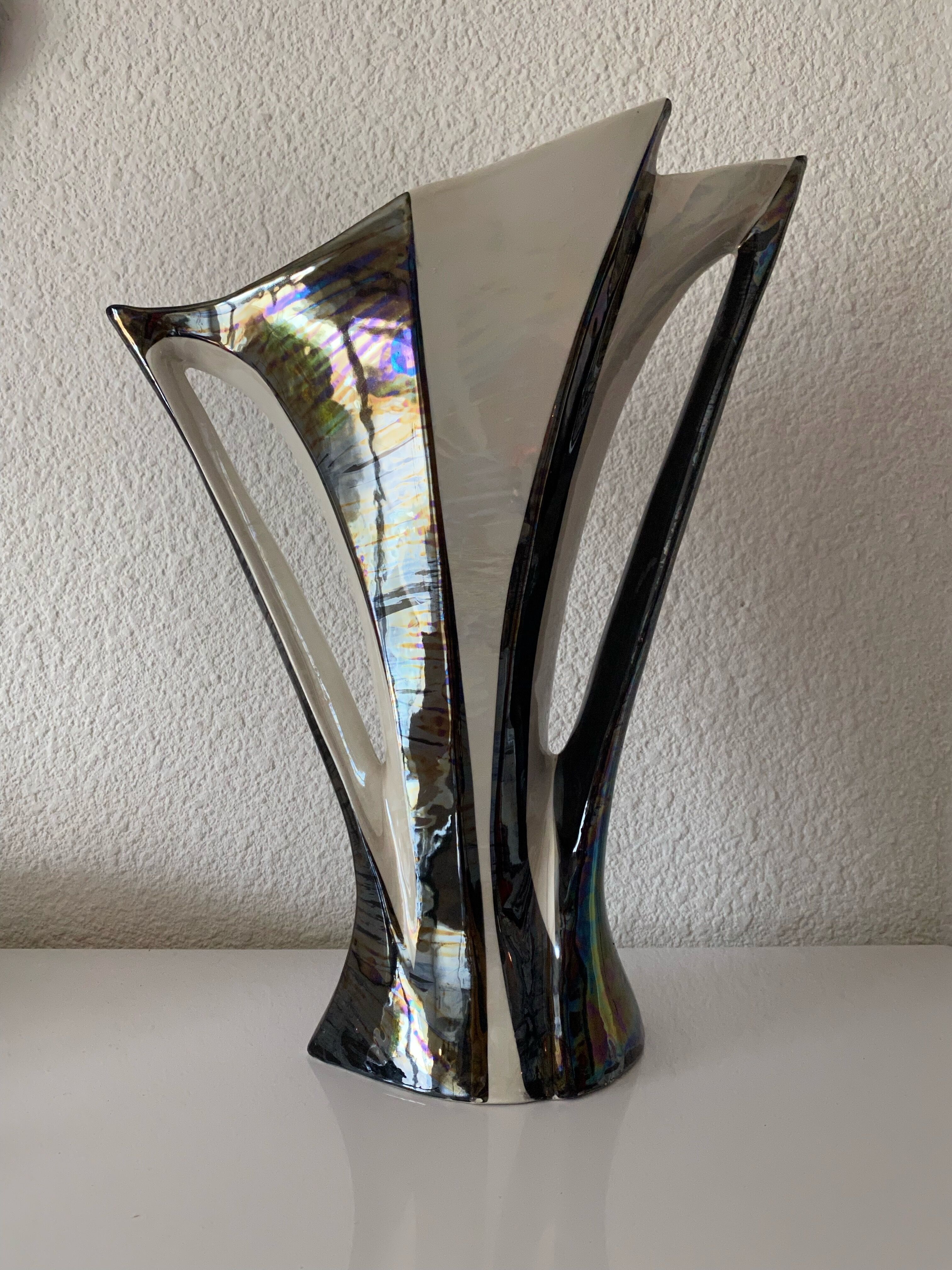 Large vintage black and white vase in ceramic and signed, from the 60s