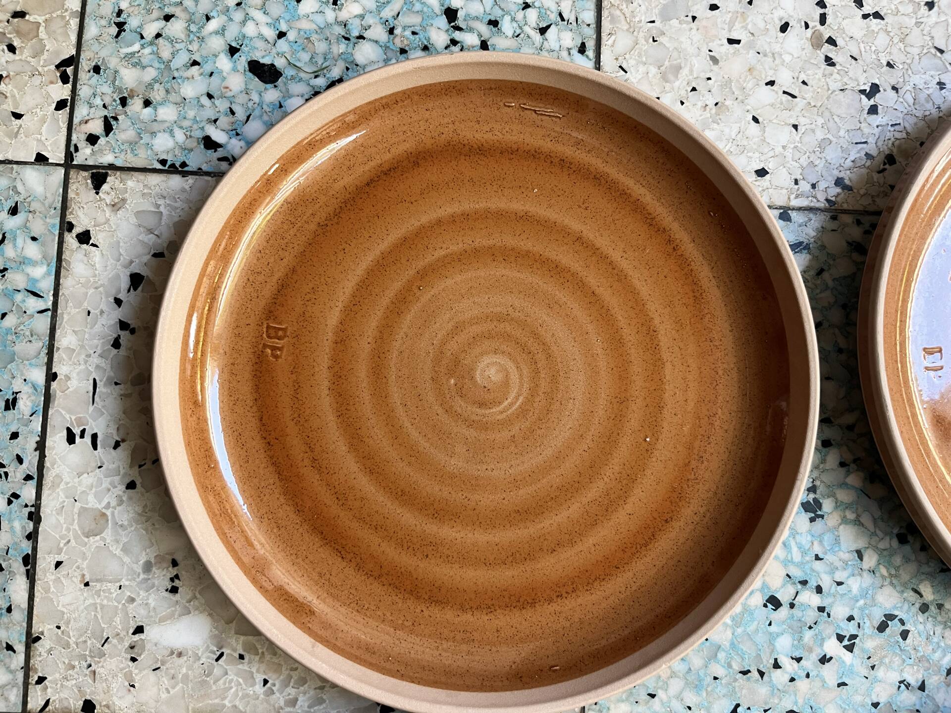 4 flat plates in stoneware