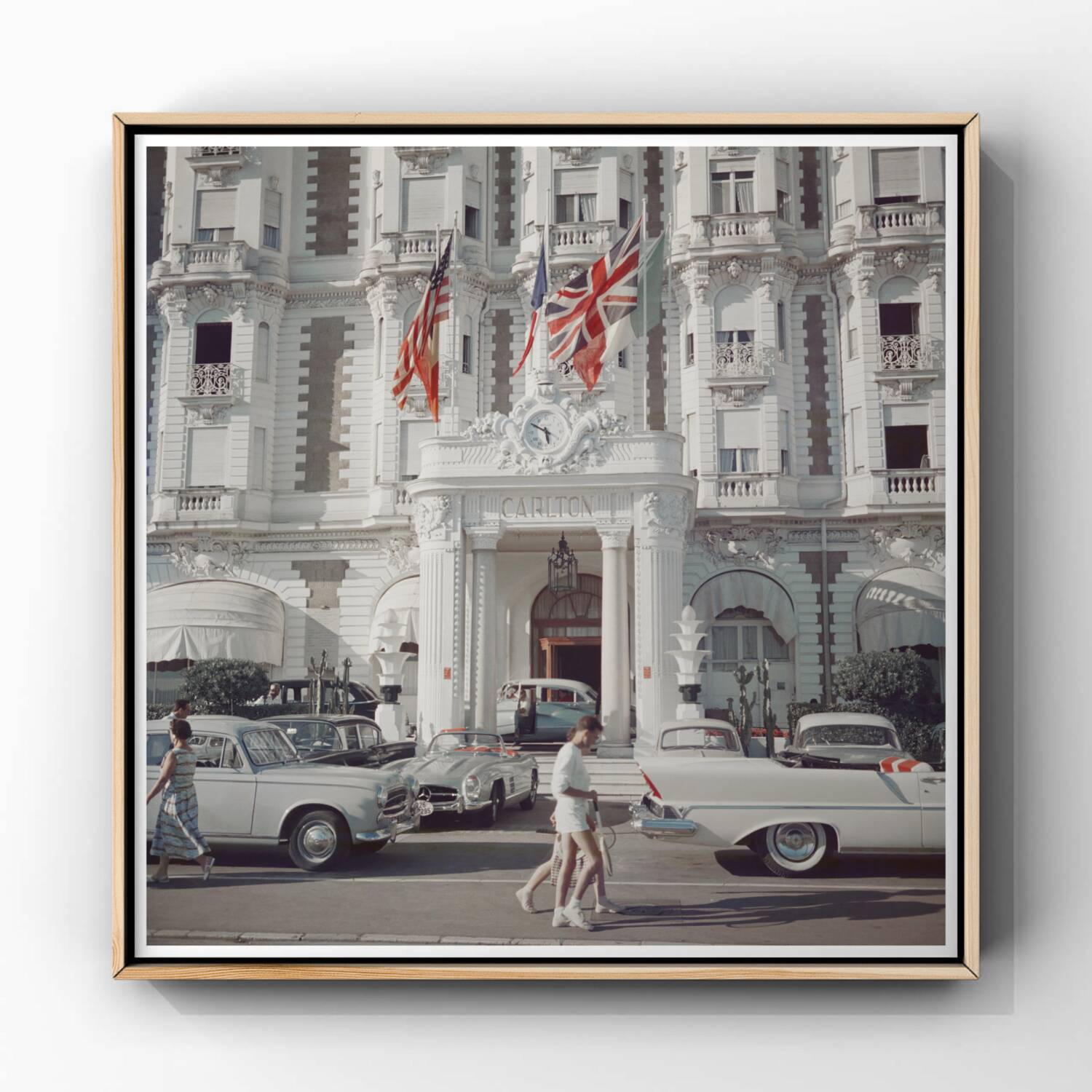 Slim Aarons – Photographie « Entrée de l'hôtel Carlton, Cannes 1958 »