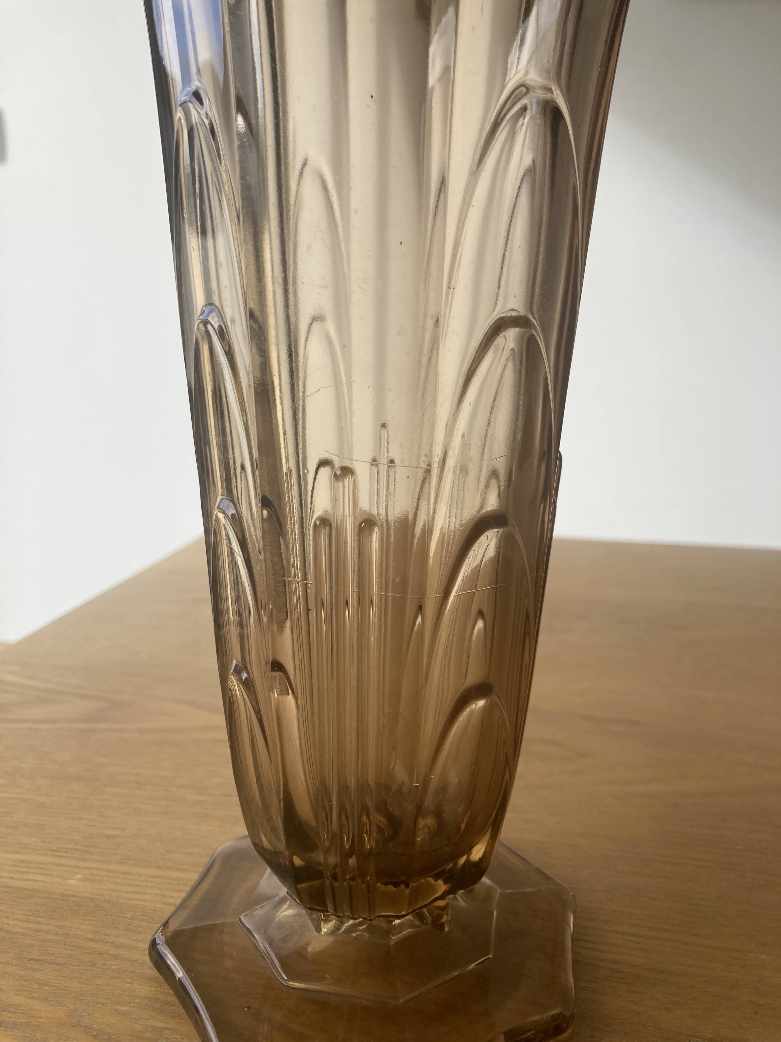 Vase Art déco en verre ambré fumé