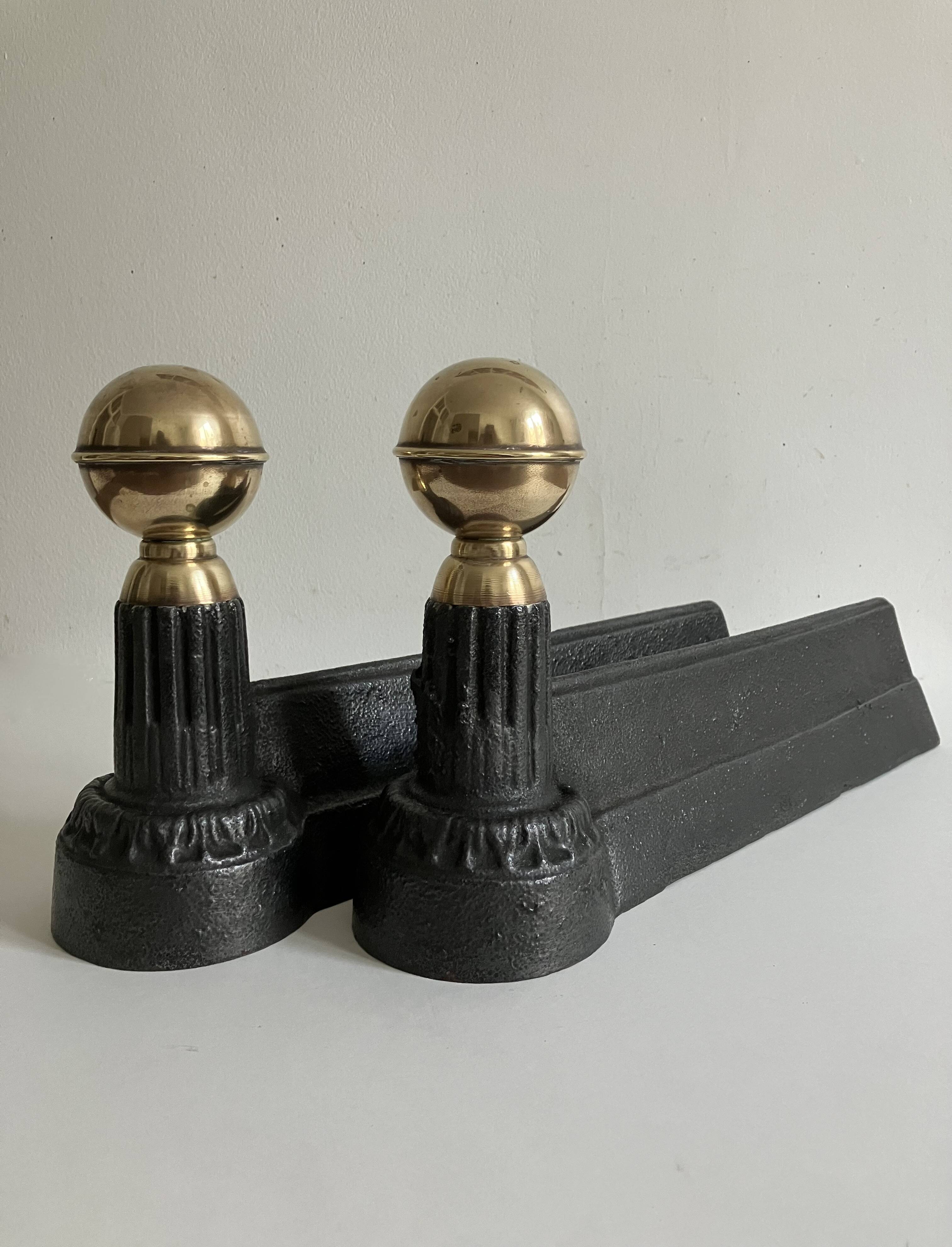 Paire de chenets, accessoires de cheminée