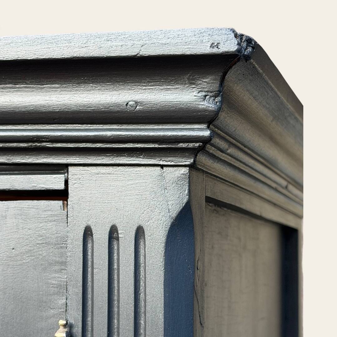 Armoire parisienne noire vitrée rénovée