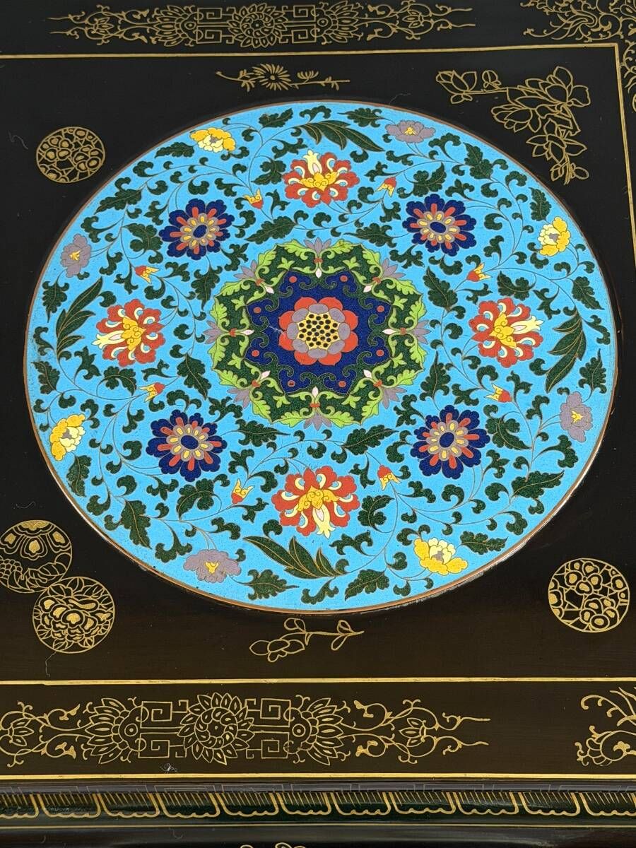 Black lacquered wooden coffee table with cloisonné and polychrome decoration, 20th century.