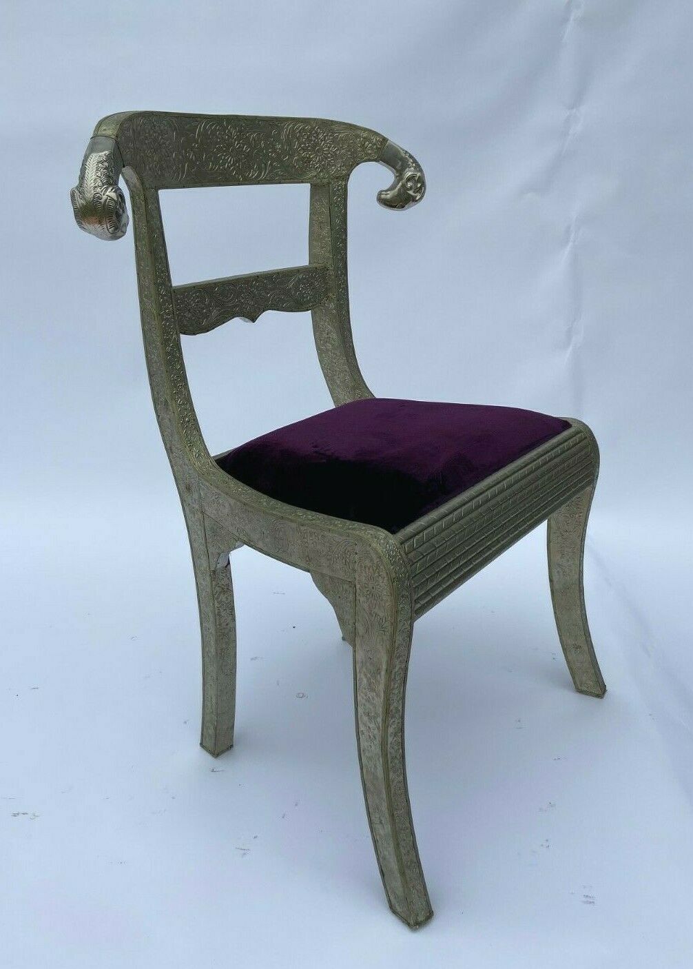 Chaise 1980 tete de belier metal velours violet vintage