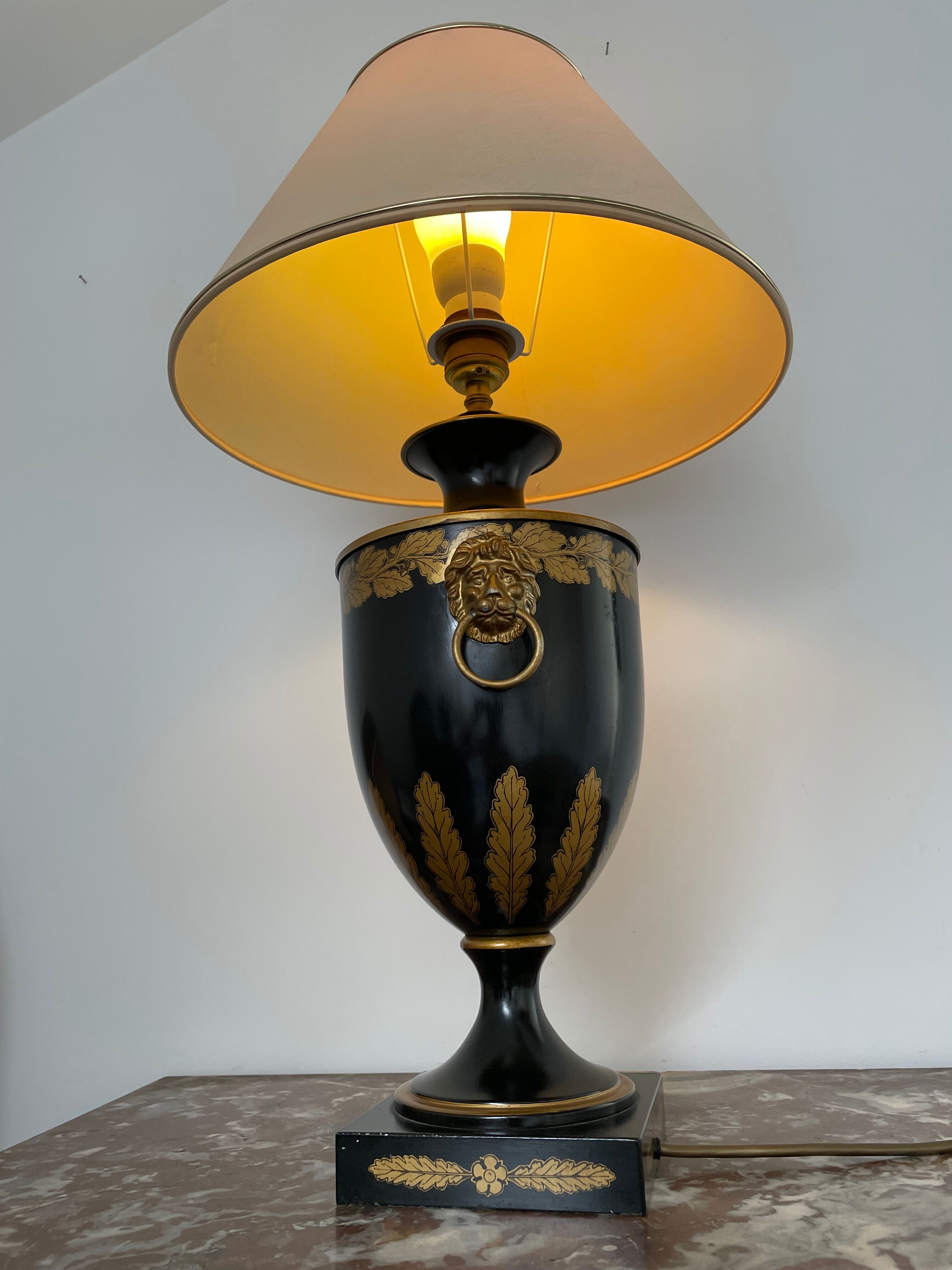 Lampe balustre lions dorés et abat blanc et liserés dorés - hôtel paris opéra garnier