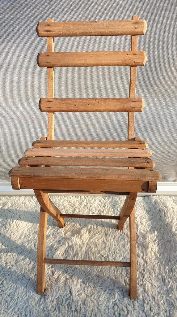 Foldable children's chair with beveled wooden slats