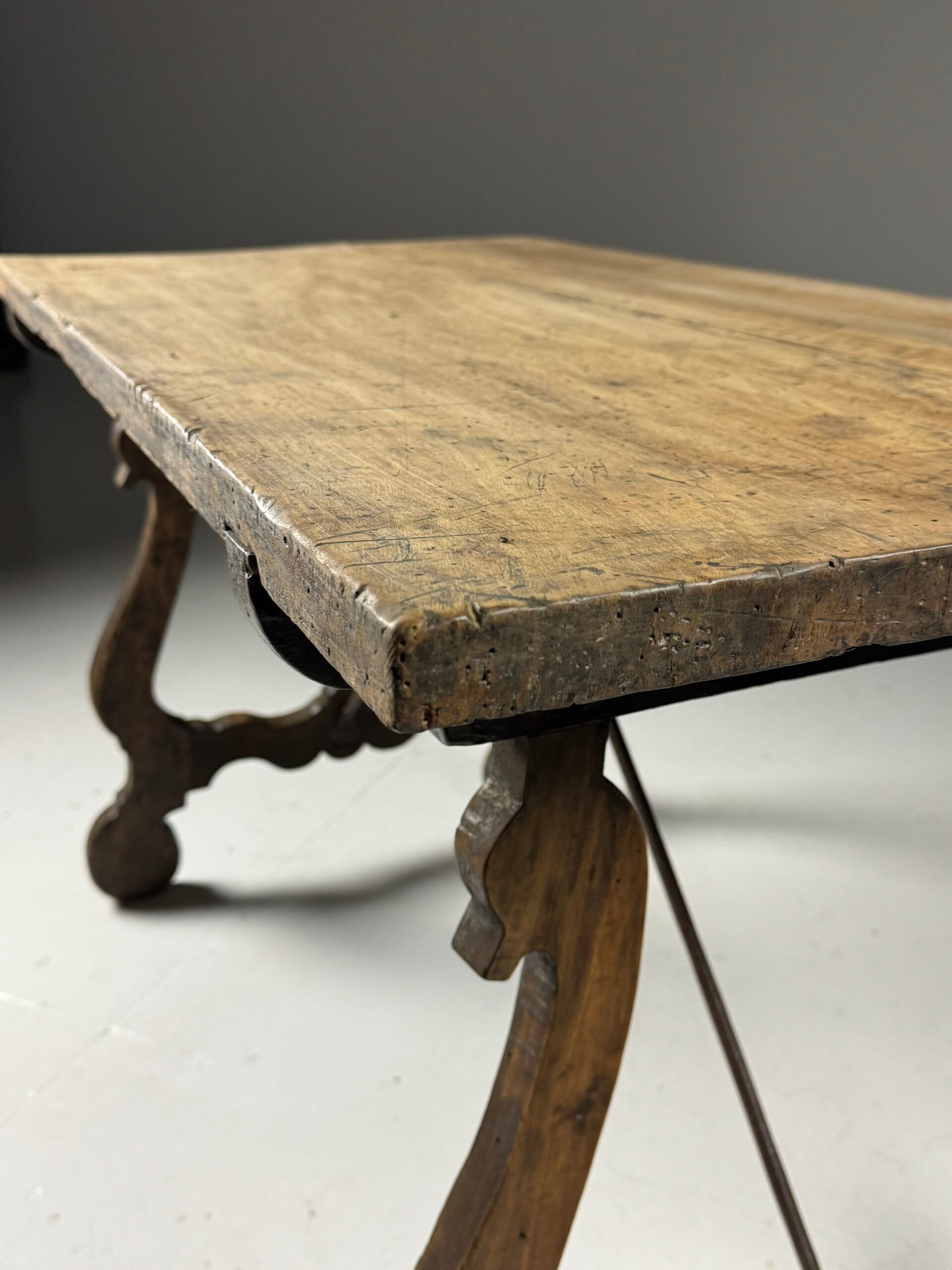 Table espagnole du 19ème siècle