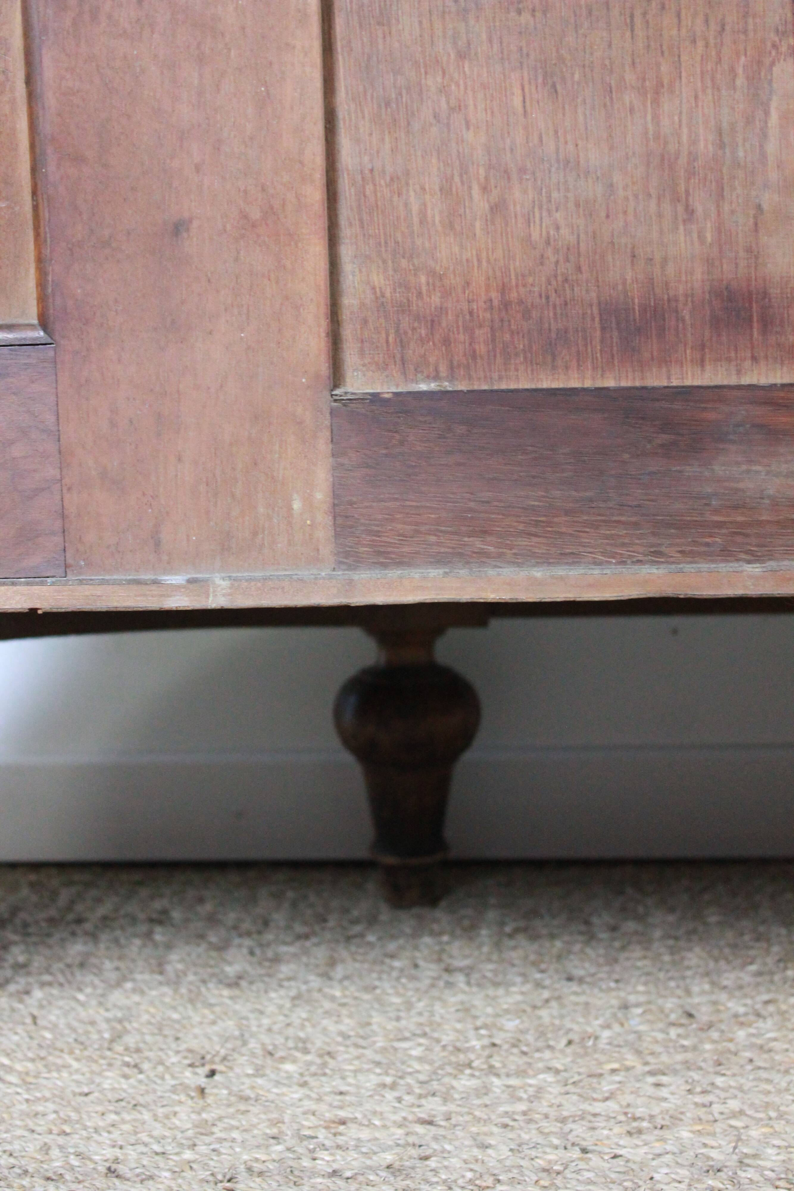 Half-moon shaped serving trolley