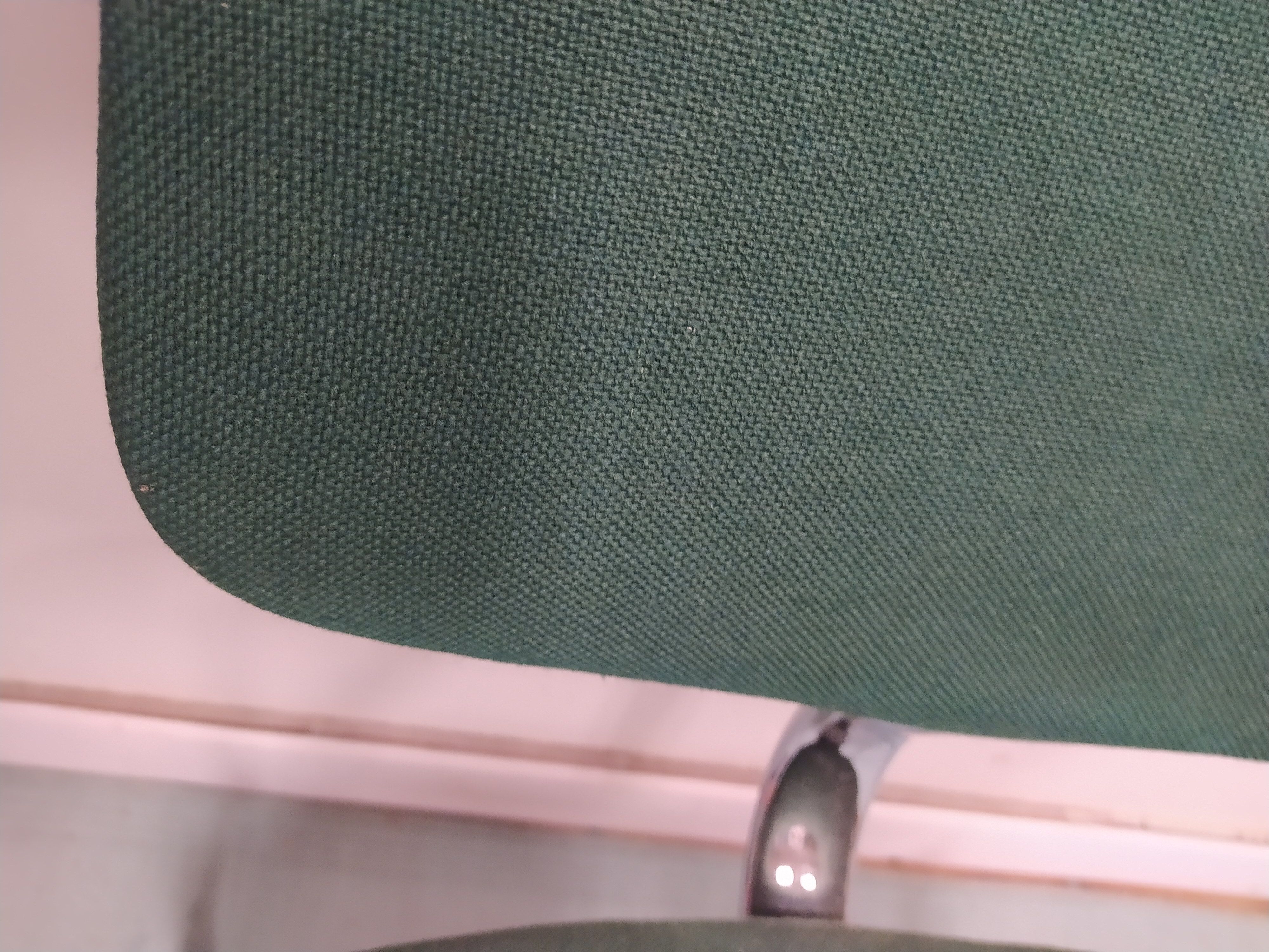 4 chairs made of green steelcase strafor fabric
