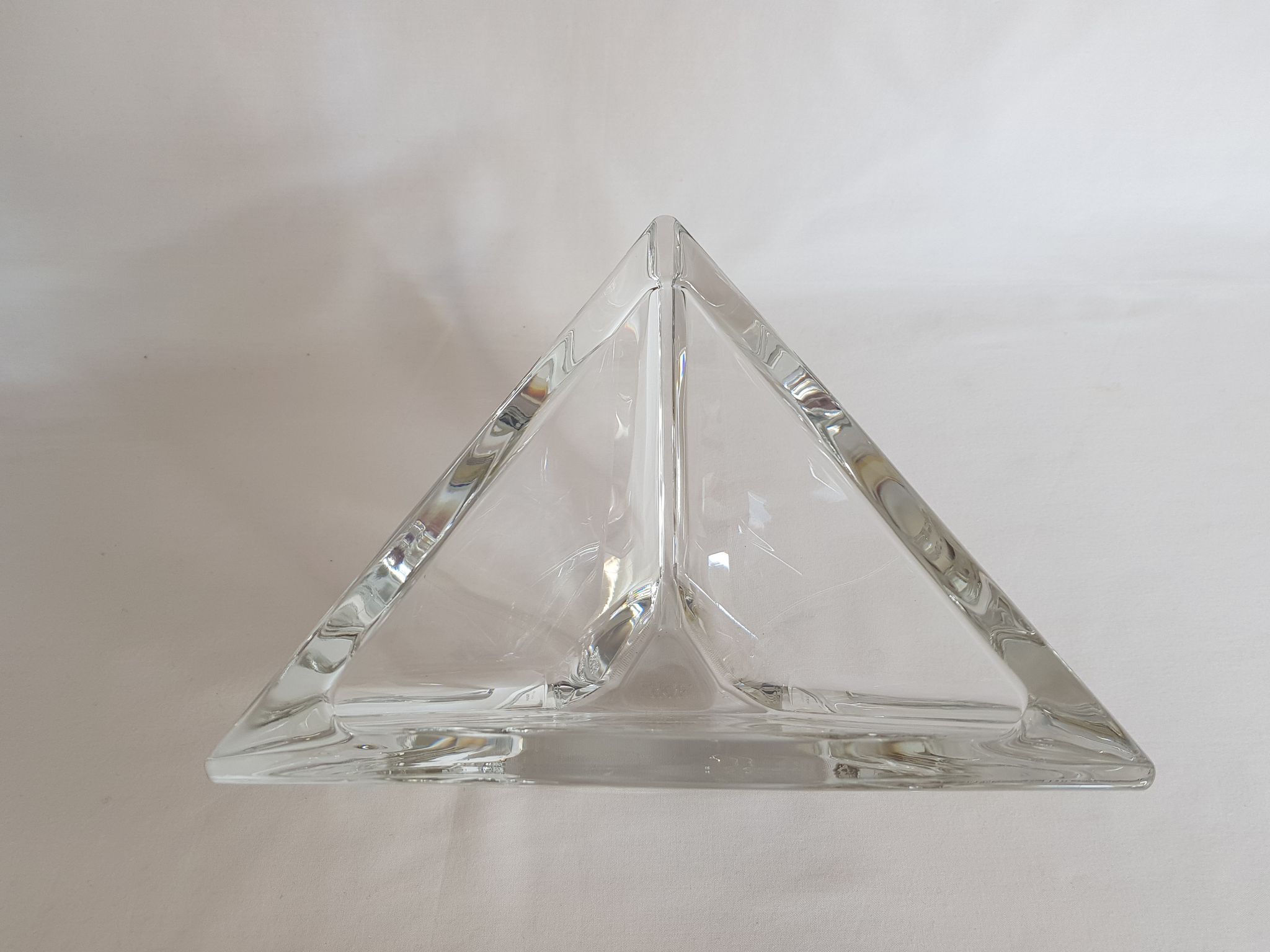 Coupe vide poche en verre de forme triangulaire signé