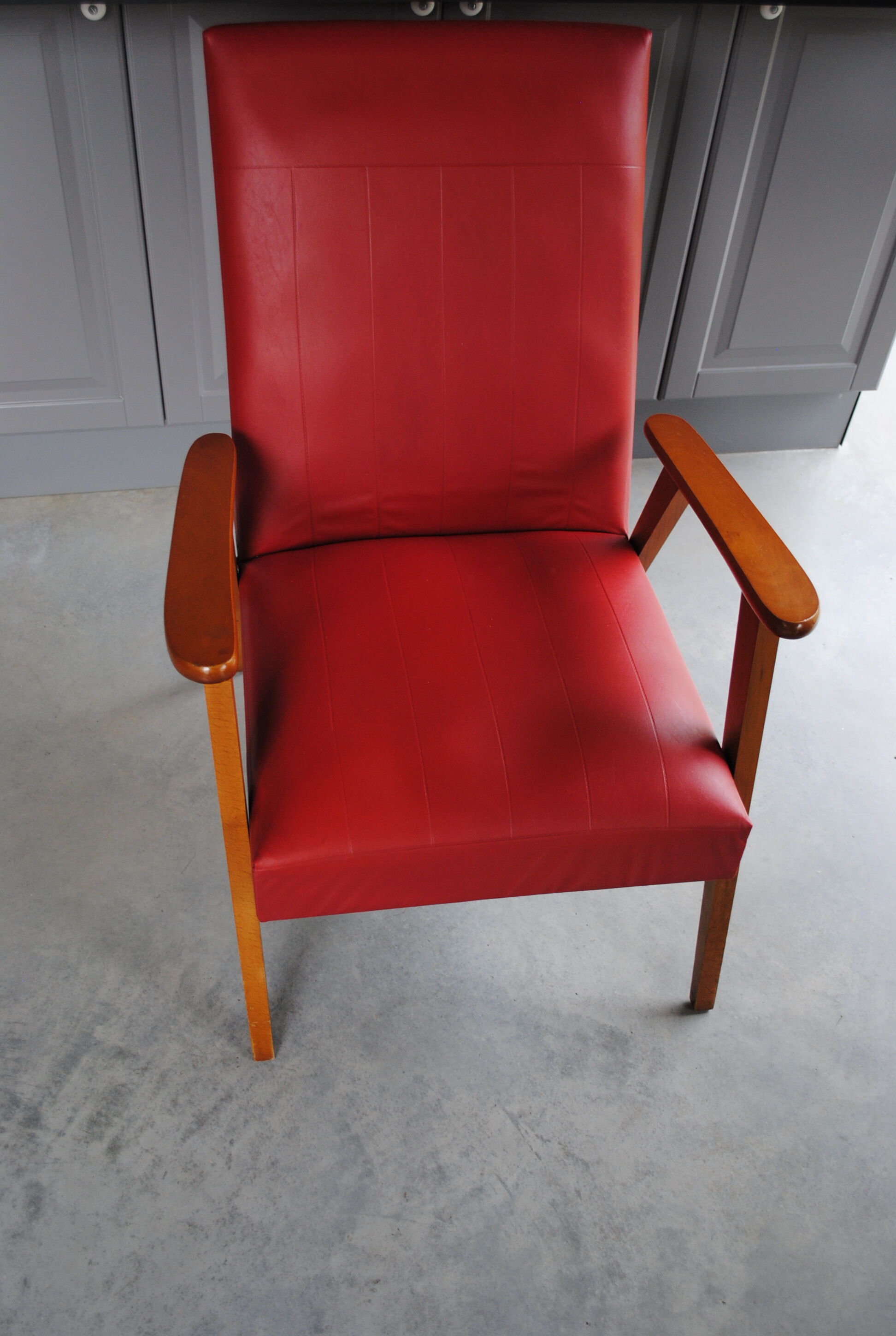 Fauteuil en skaï rouge années 60