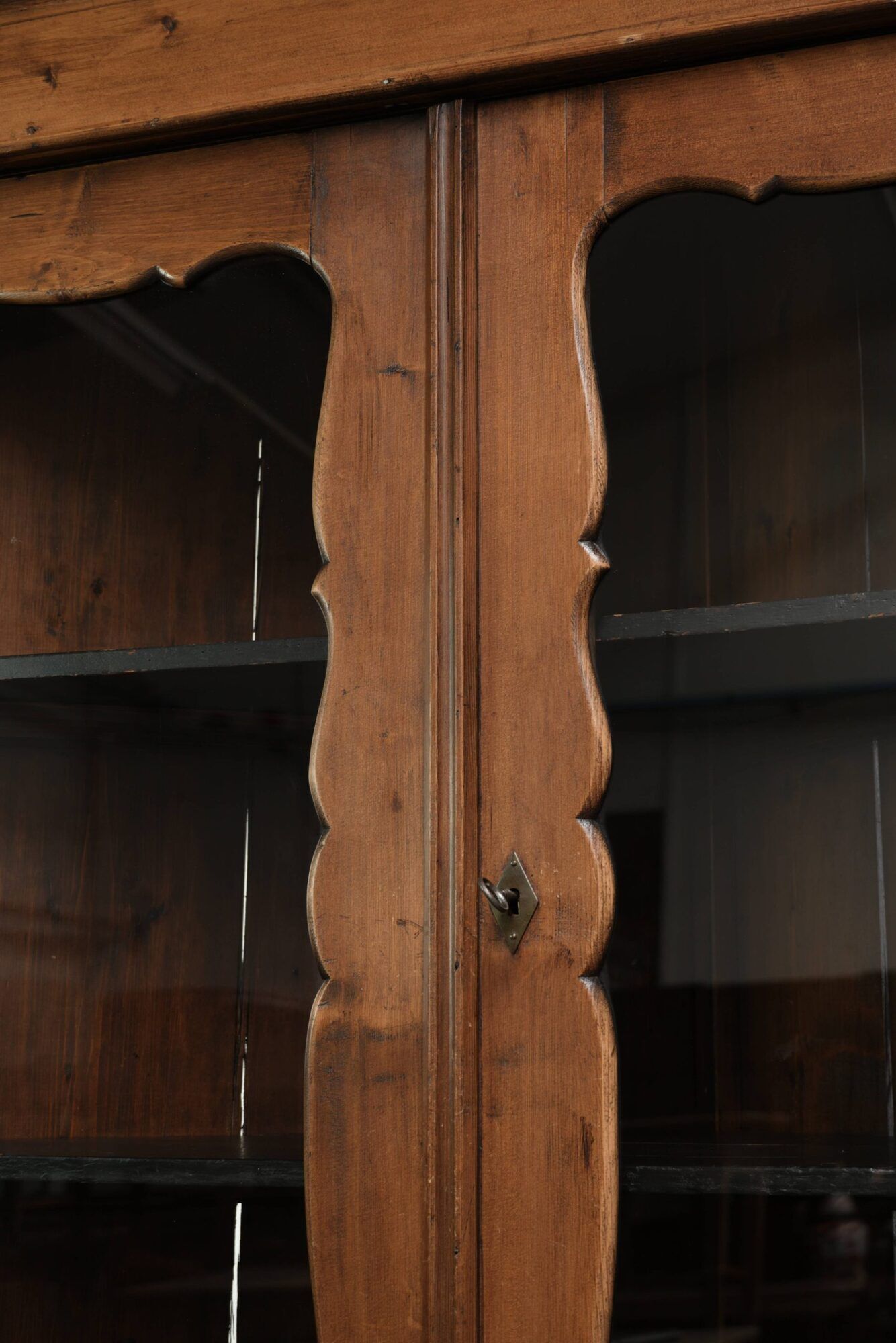 Practical old pine Dutch corner cabinet with nice details and patina