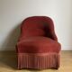 Fauteuil crapaud vintage rose framboise en velours à franges