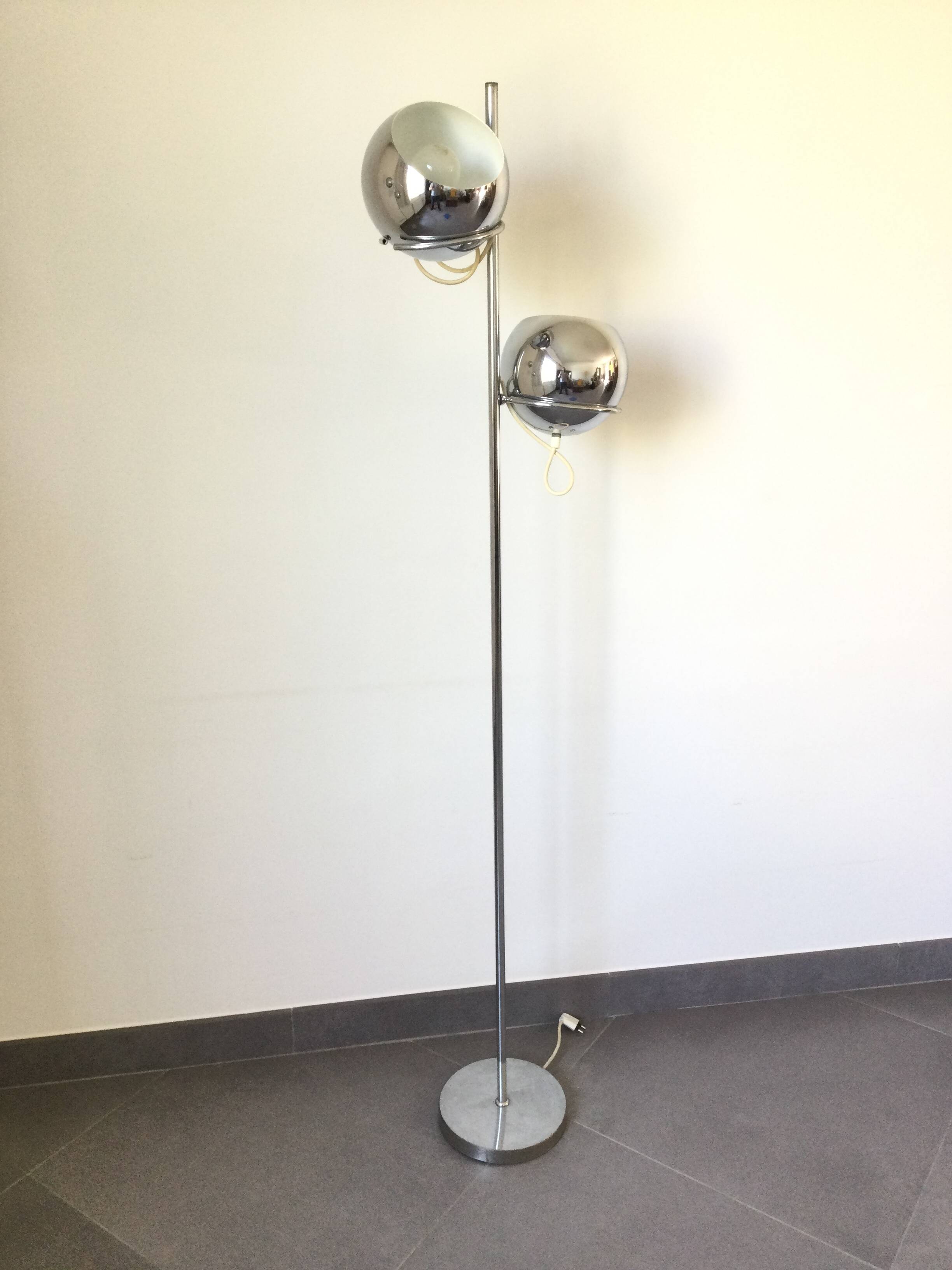 Eyeball floor lamp in chromed metal