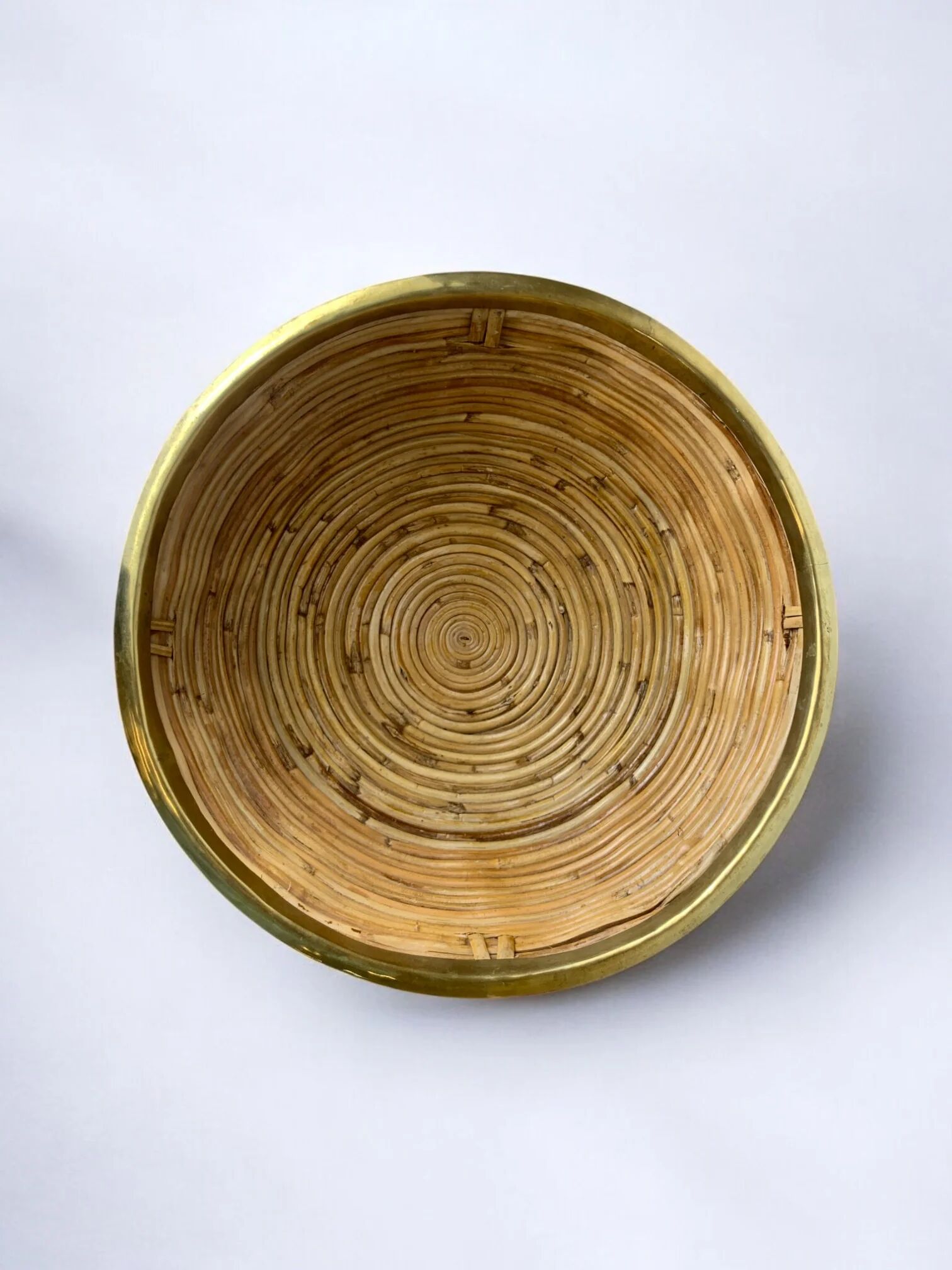 Panier circulaire en rotin et laiton, Italie, années 1970