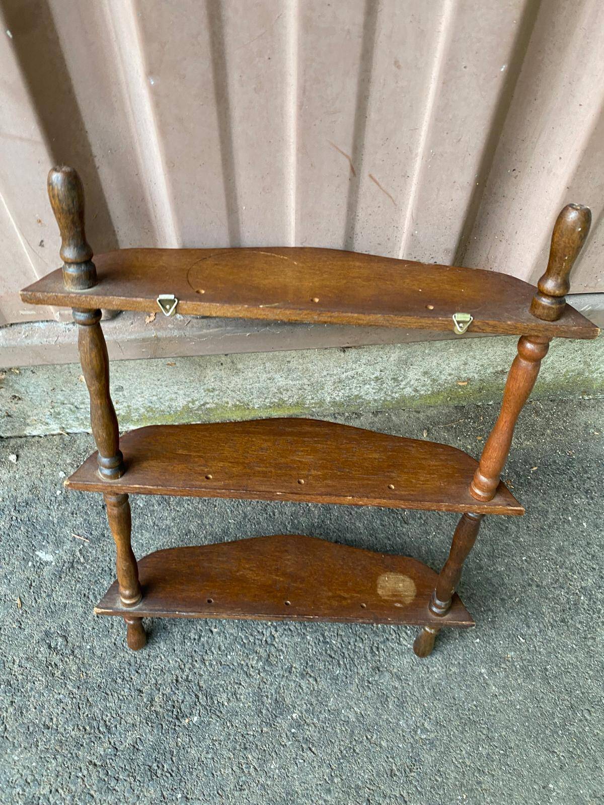 Étagère murale en bois tourné des années 50