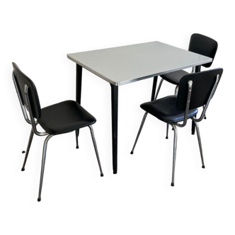 Table en Formica avec 3 chaises