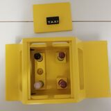 Jouet en bois taxi