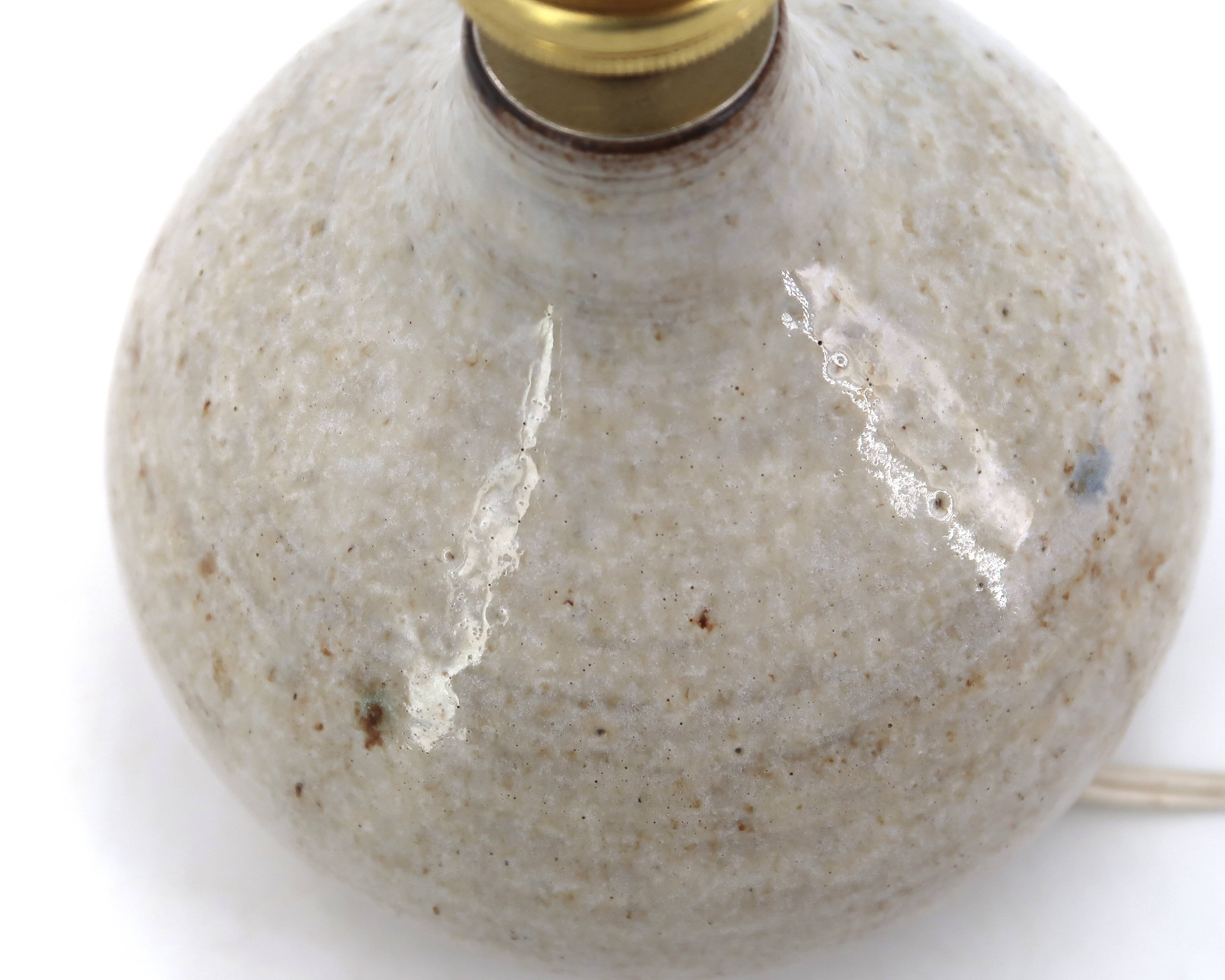 Lampe de potier en grès gris beige signée, céramique artisanale années 70