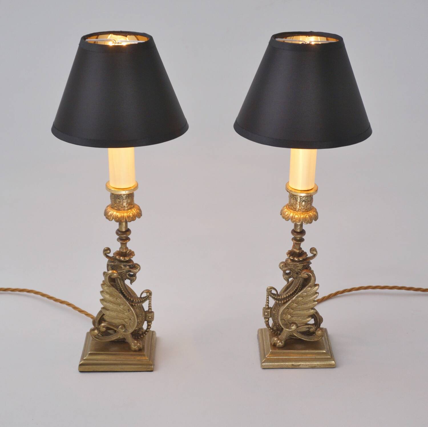 Paire de lampes chandeliers griffons de style néogothique, Angleterre années 1880