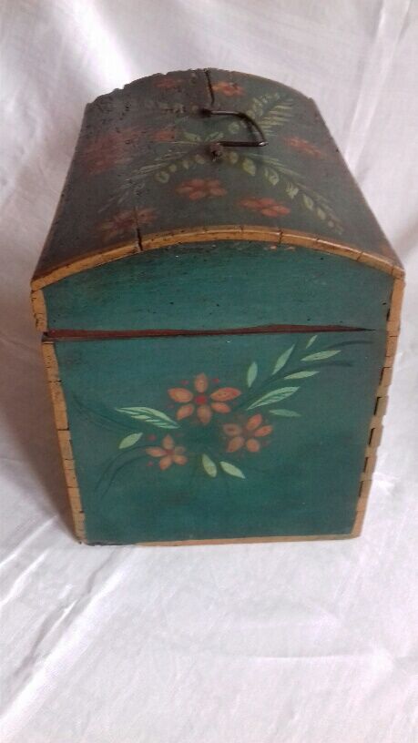 Painted wooden box "popular art", bulging lid