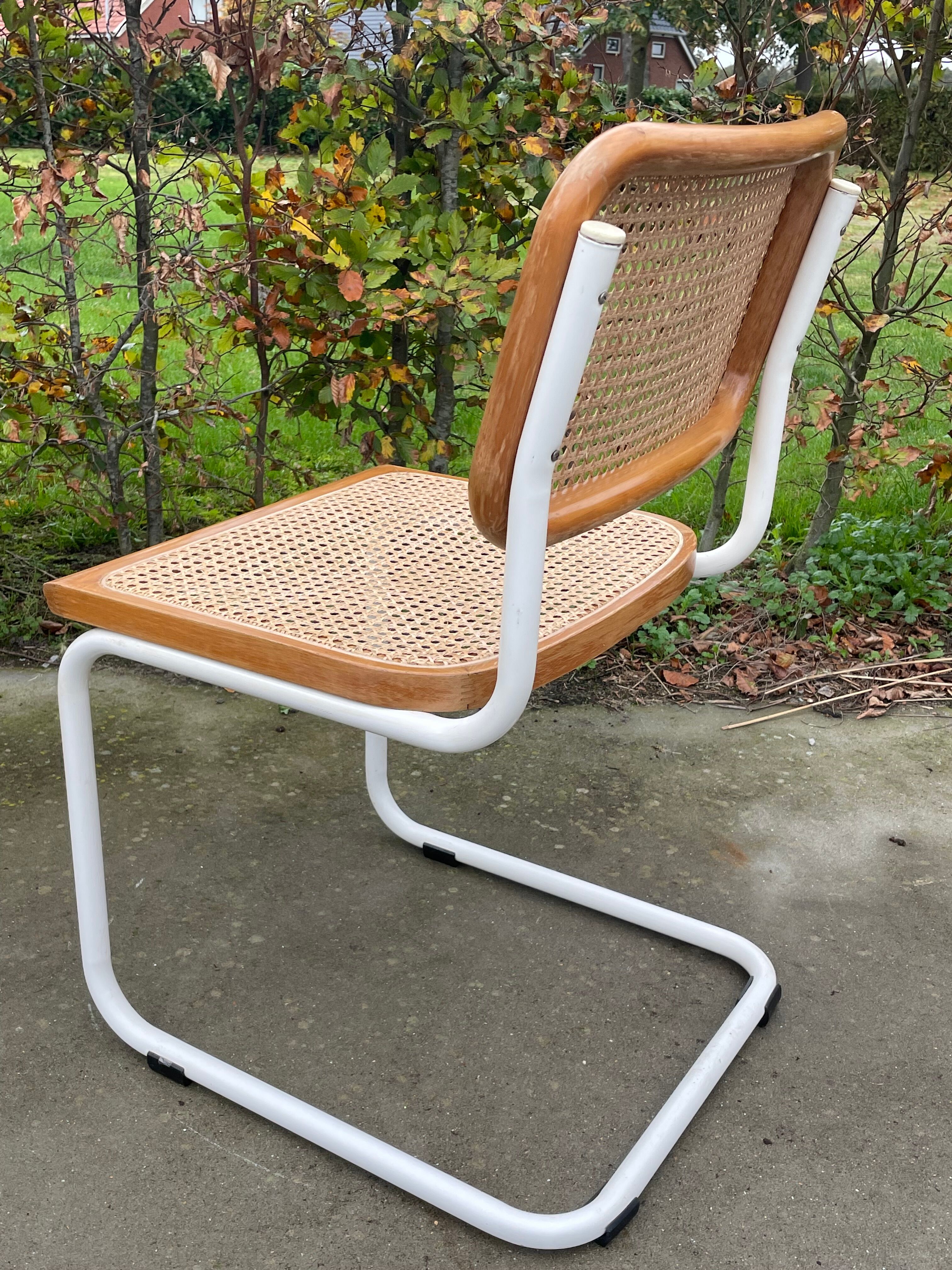 Chaise Cesca modèle b32 en blanc et bois par Marcel Breuer