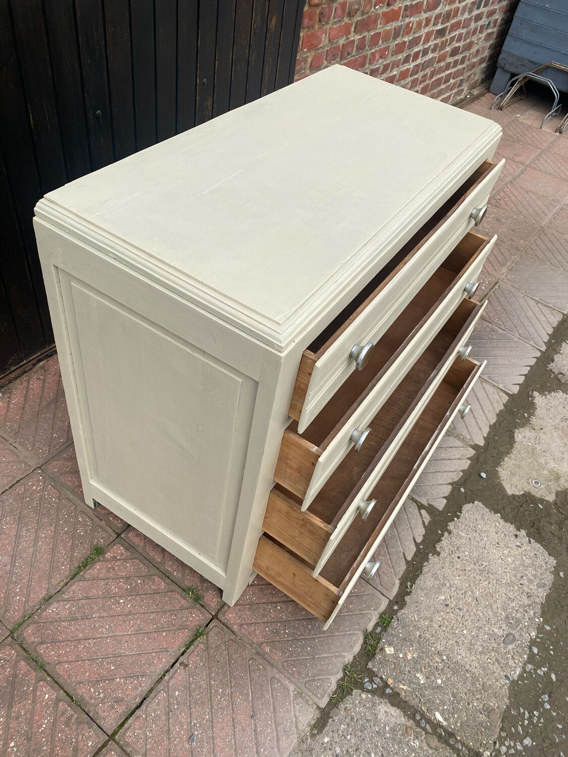 Chest of drawers