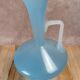 Vase en opaline bleue sur pied – vintage