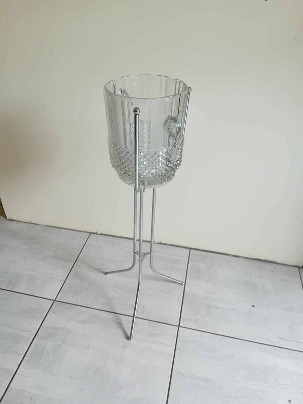 Grand qseau à Champagne en verre moumé préssé et son support.