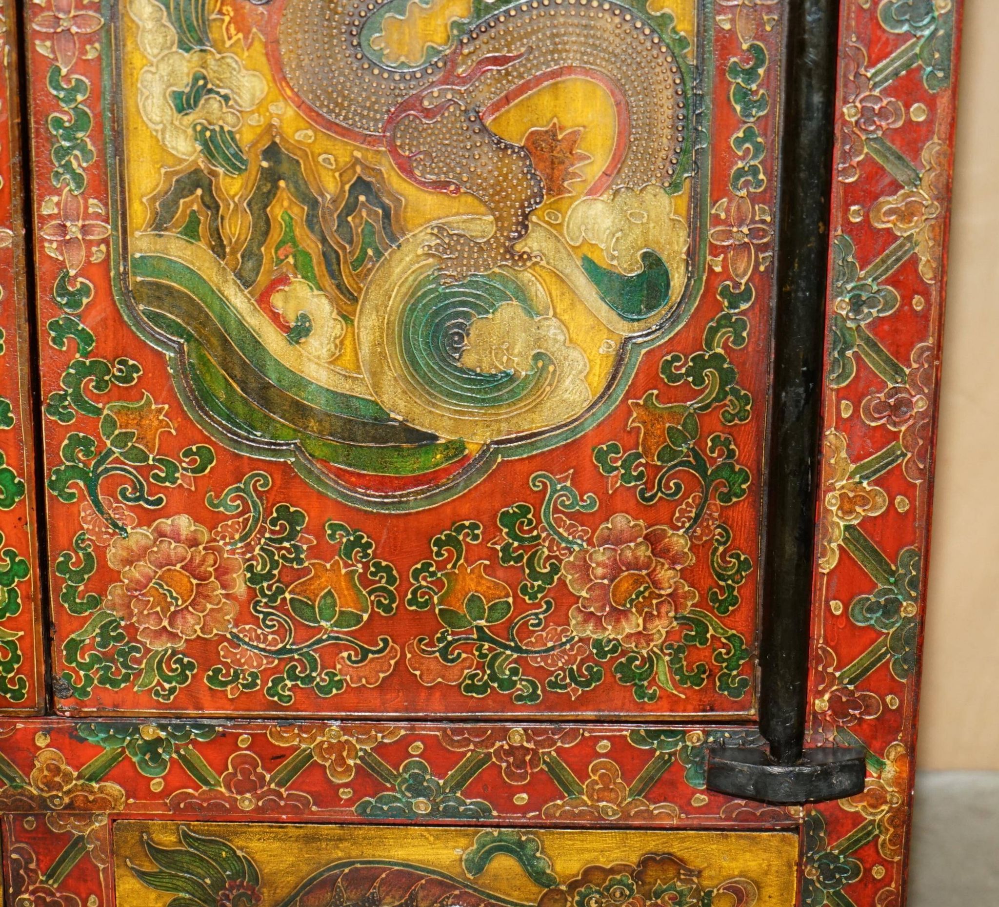 Armoire chinoise vintage peinte avec pagode et tiroirs