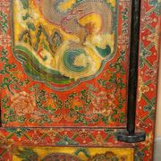 Armoire chinoise vintage peinte avec pagode et tiroirs