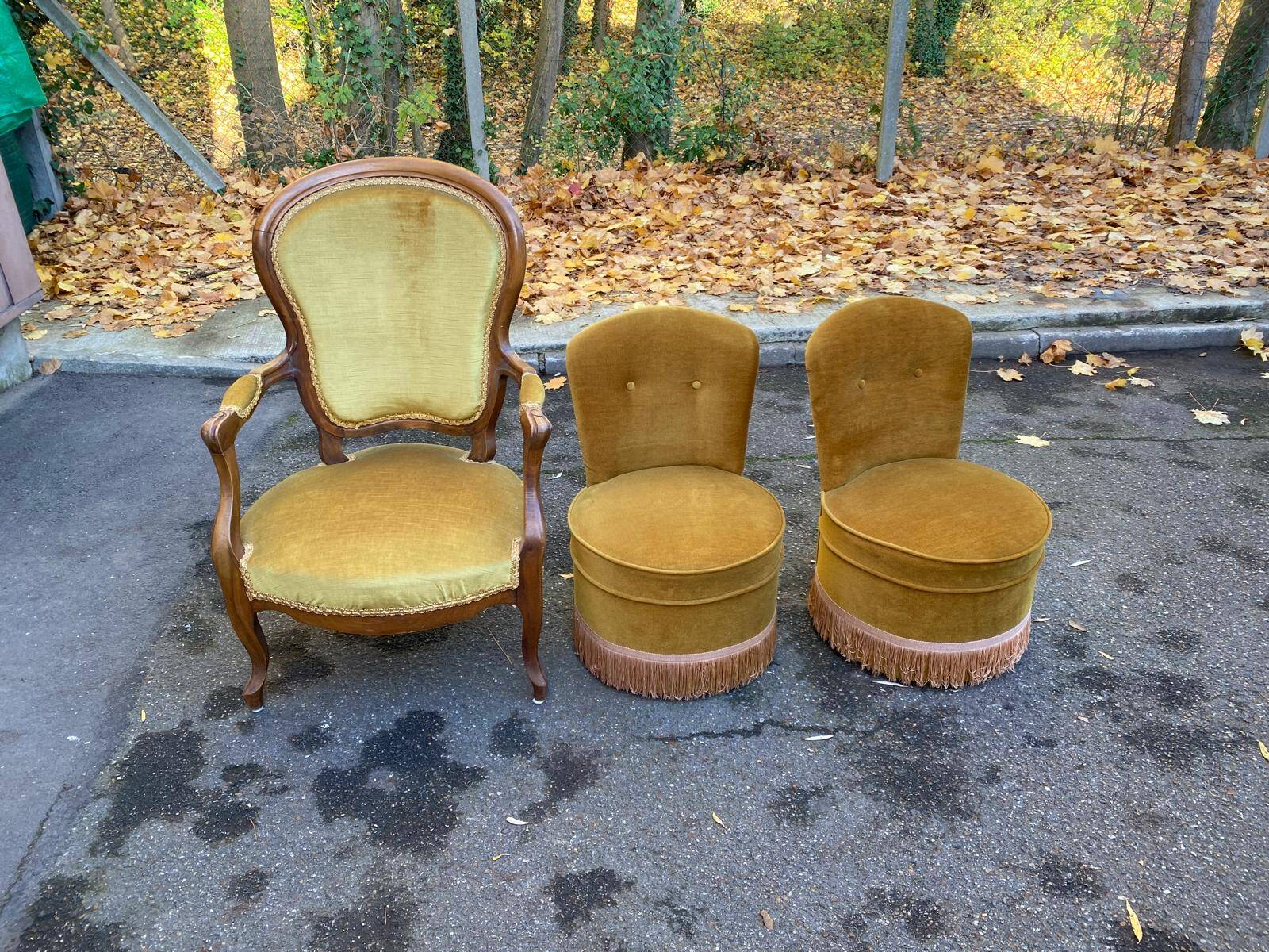 Louis Philippe armchair in oak and mustard yellow velvet from the 19th century