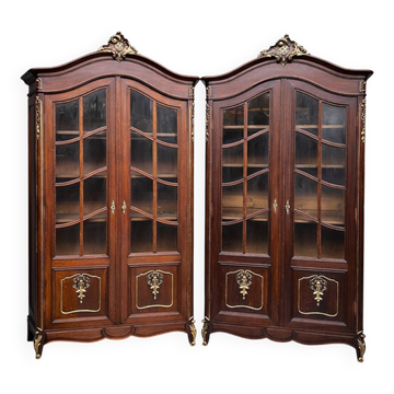 Paire de vitrines de style Louis XV. Peintes à la main en or, chêne massif sculpté.