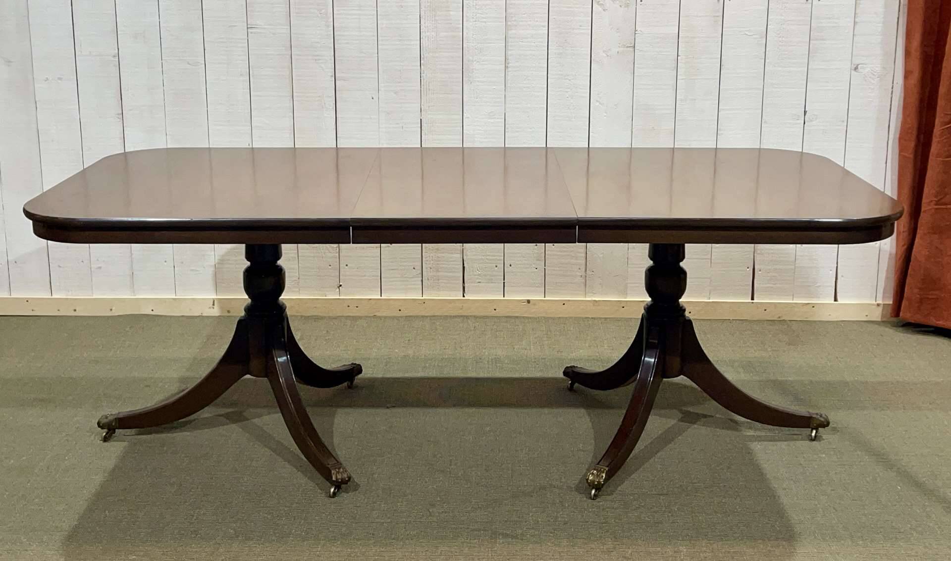 Table anglaise Regency en noyer des années 1950 avec 1 allonge
