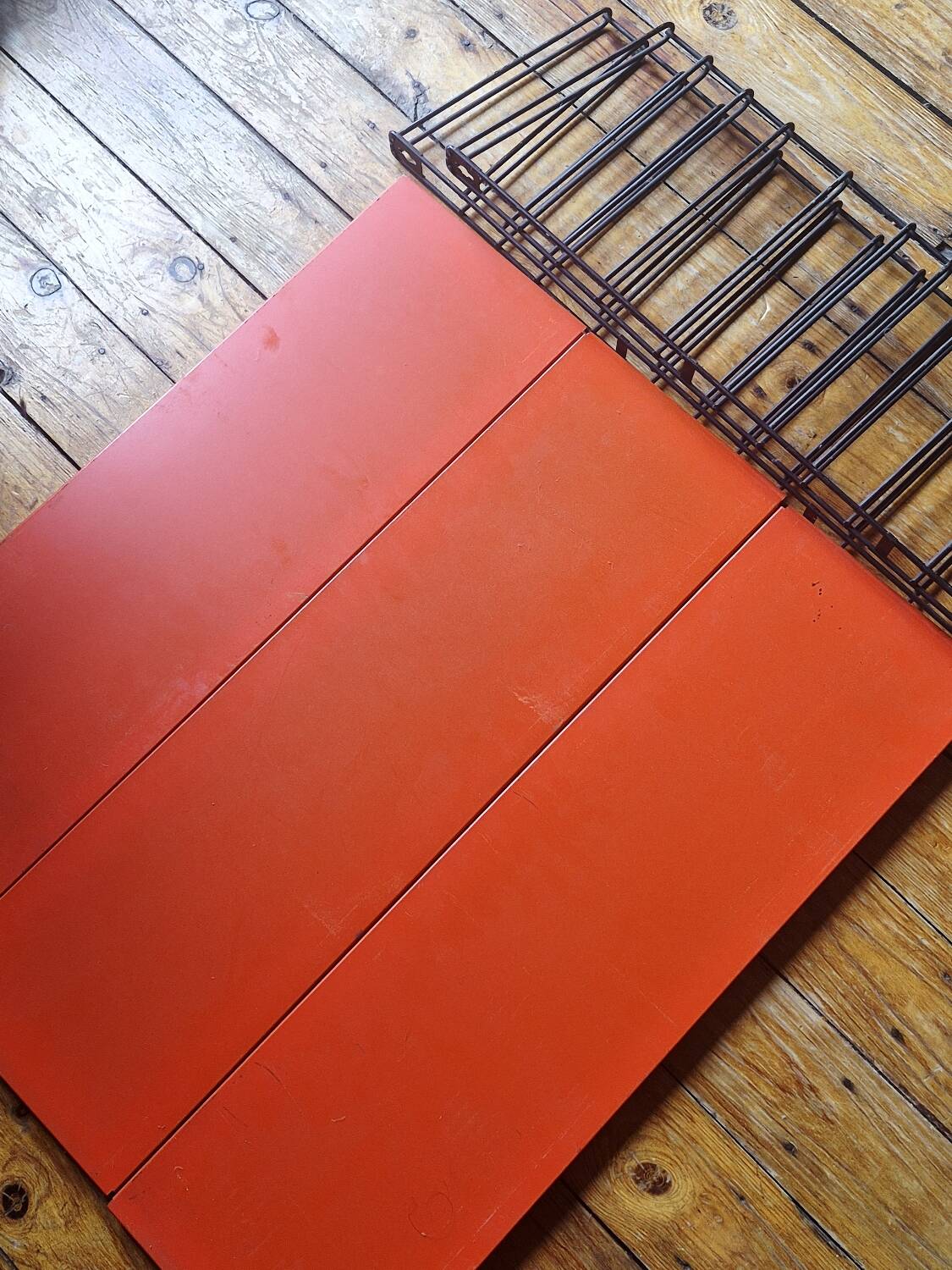 Vintage etagere taken orange shelves
