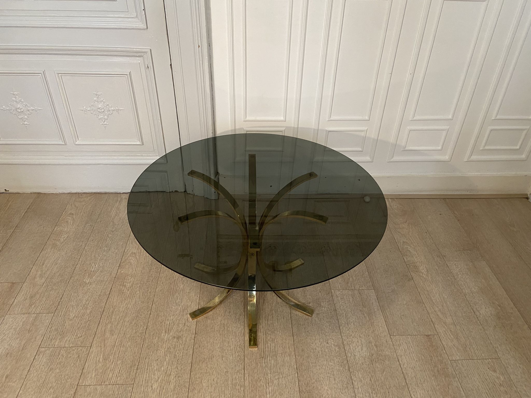 Table basse laiton et verre fumé, 1970s