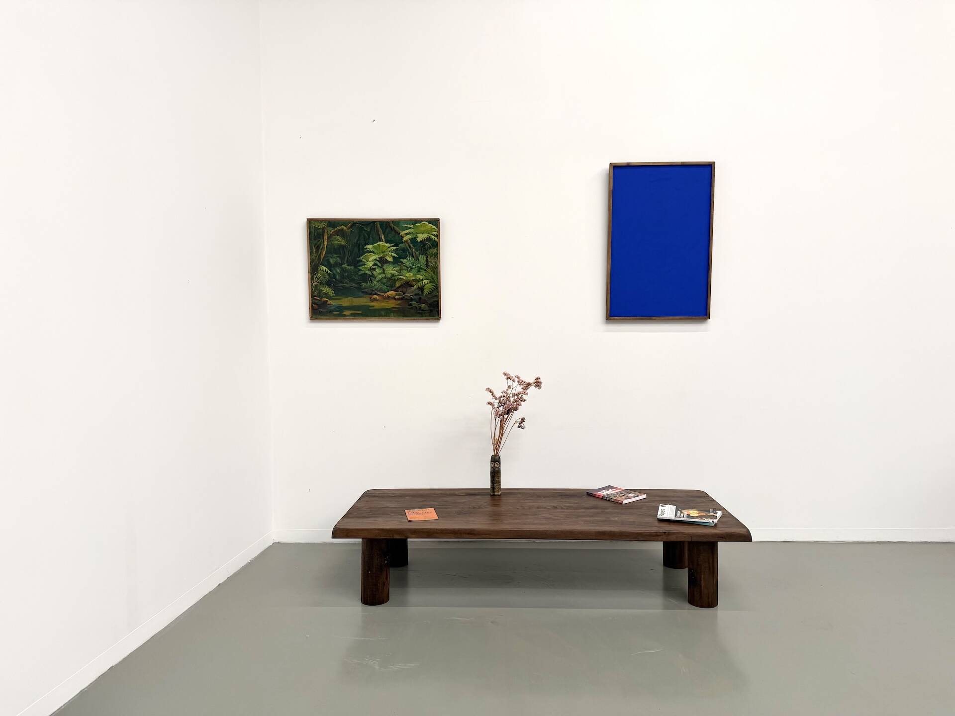 Modernist coffee table in solid elm, cylindrical pine base, 1970s.