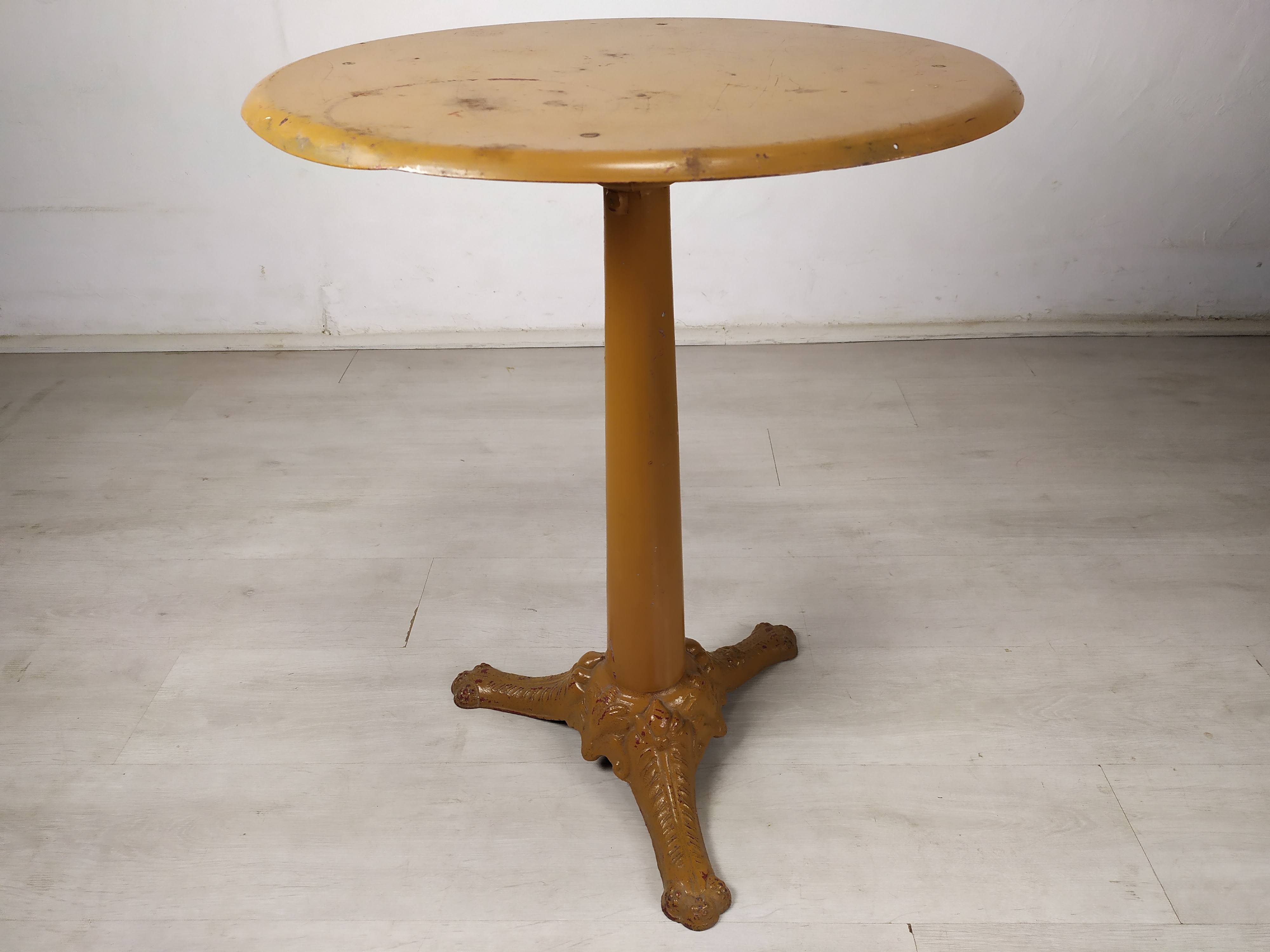 Garden pedestal table