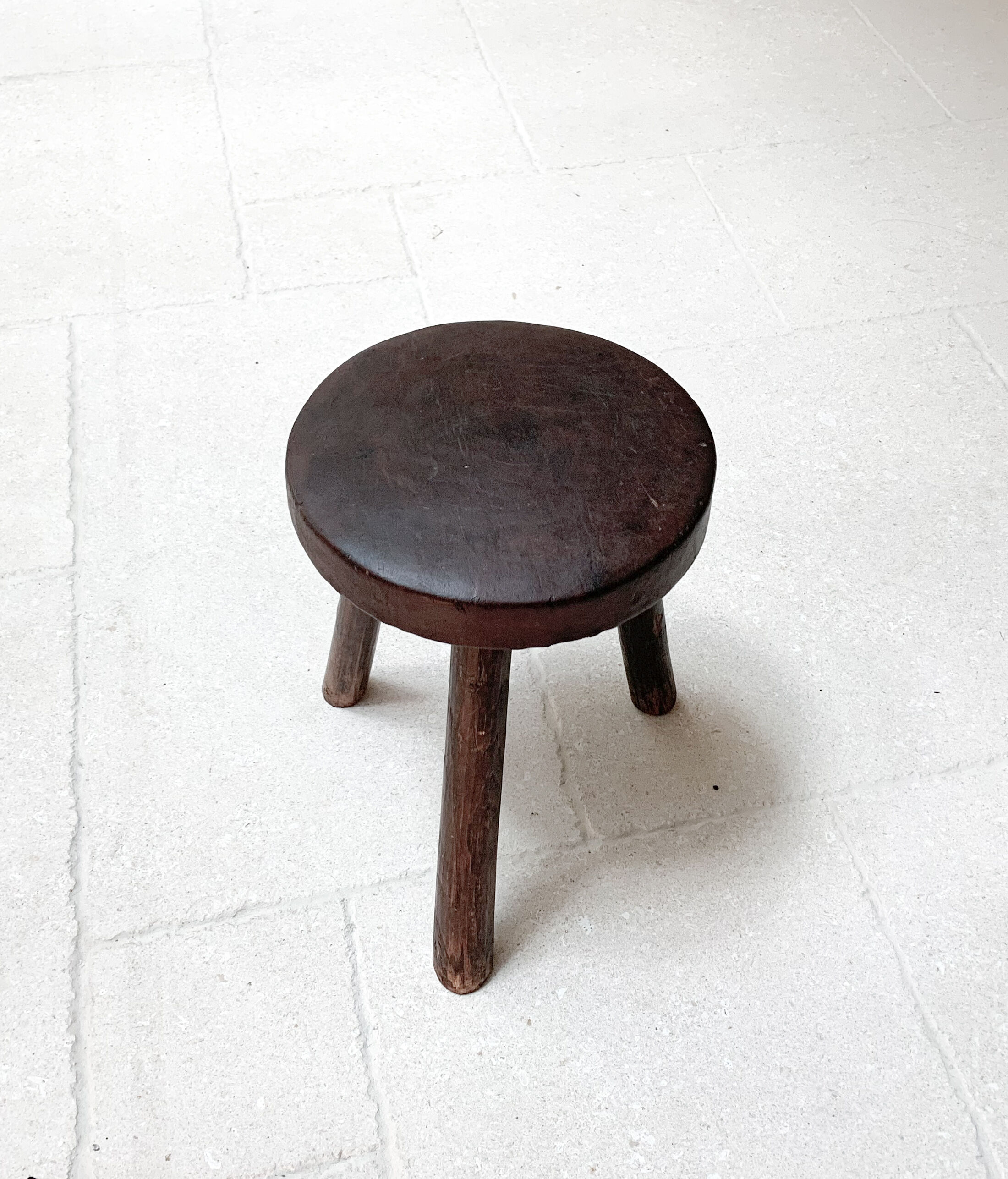 Tabouret tripode en bois et cuir, années 50