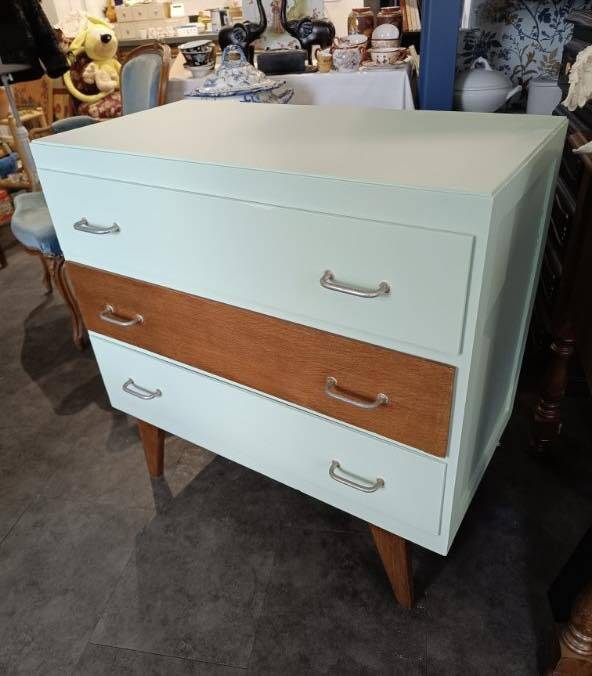 Superb 3-drawer chest of drawers with compass feet