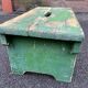 Tabouret en bois patiné peint en vert