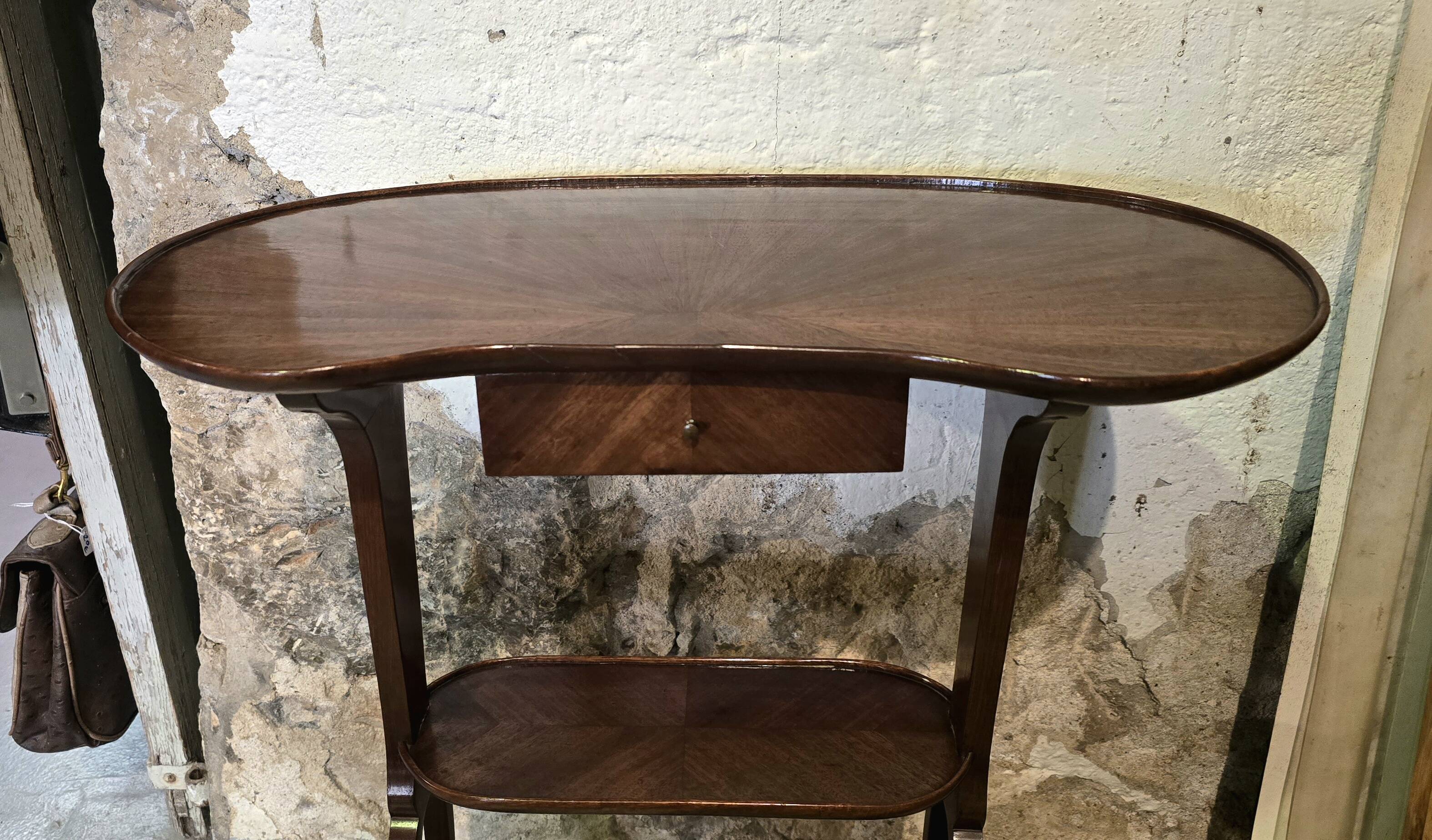 Kidney-shaped table in mahogany veneer, Louis XVI style, 20th century.
