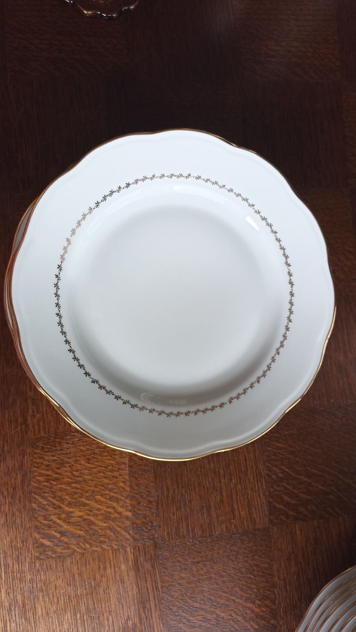 12 flat plates in SFP porcelain - White and Gold