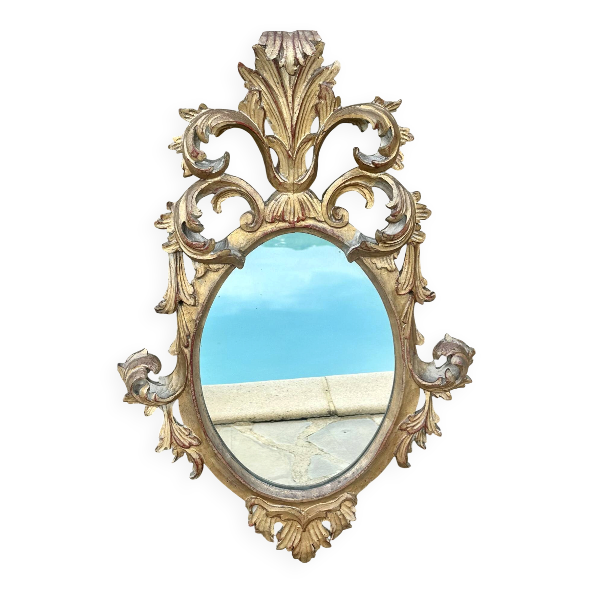 Miroir en bois doré sculpté .