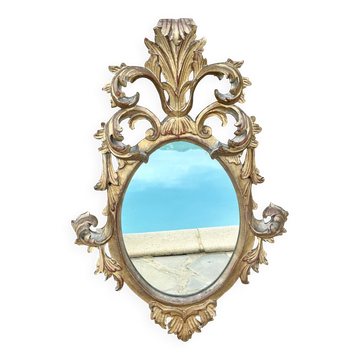 Miroir en bois doré sculpté .