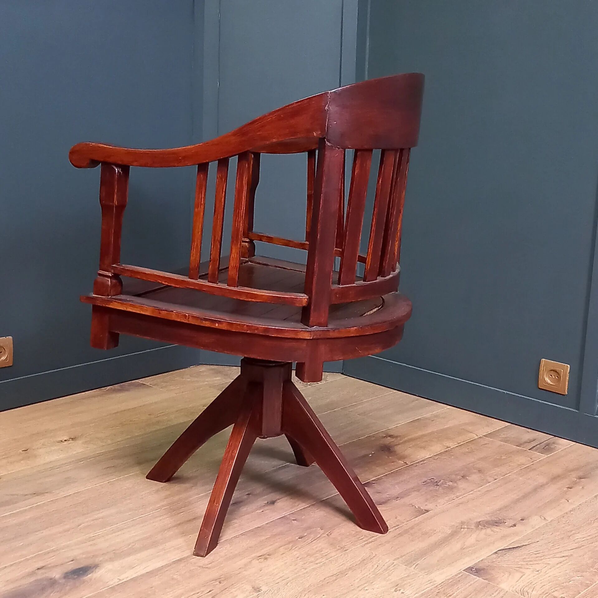 Mahogany office chair with swivel function