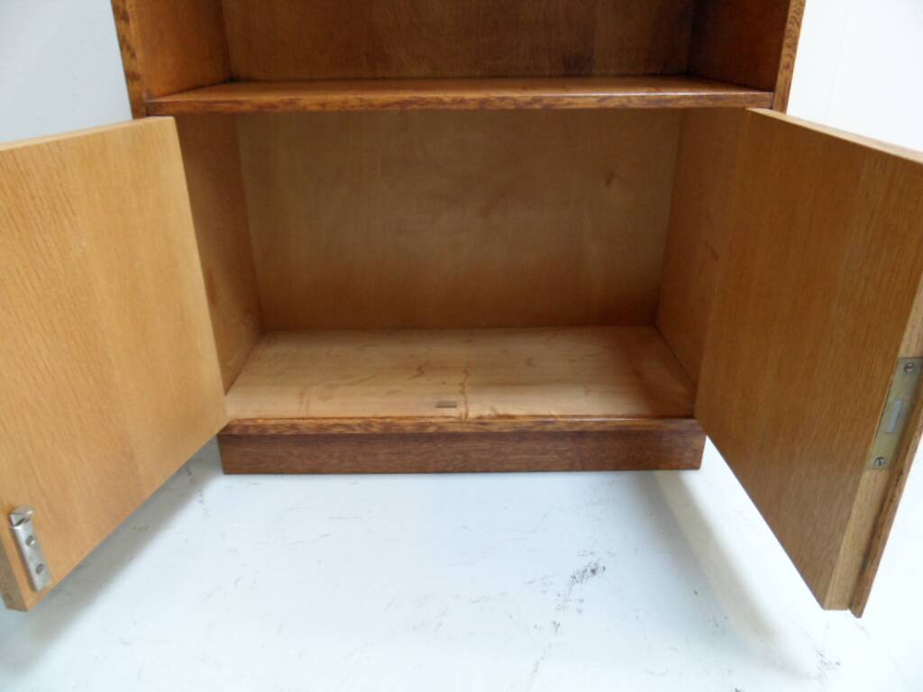 Bibliothèque vintage en chêne ouverte avec 2 portes.