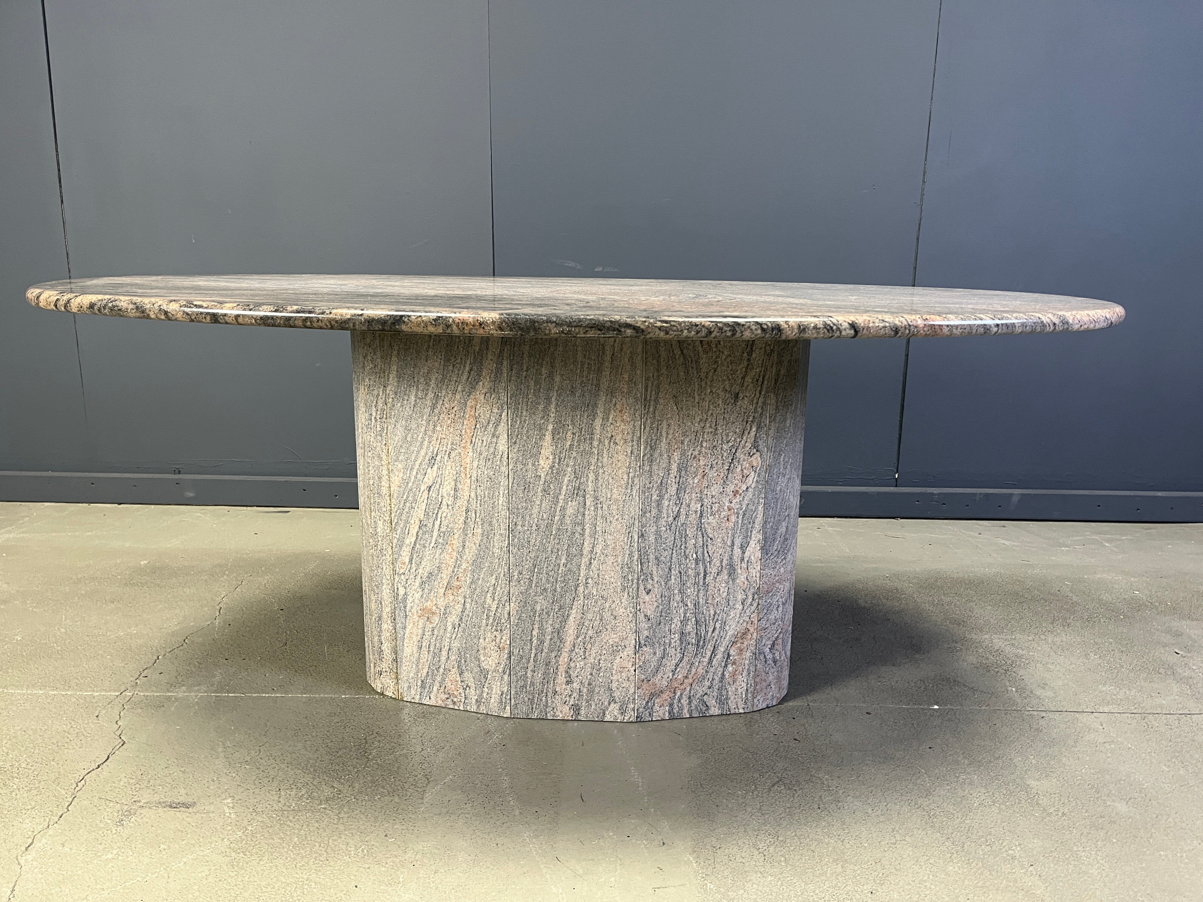 Table à manger en granit ovale vintage, années 1970